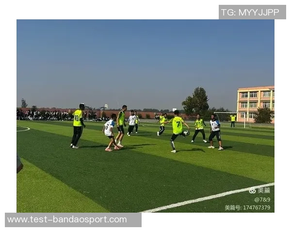 校园足球四级联赛热潮来袭青春拼搏展现校园风采与团队精神 校园足球四级联赛热潮来袭青春拼搏展现校园风采与团队精神